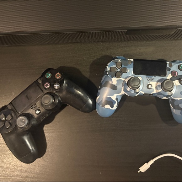 Ps4 with 2 controller - Picture 3 of 3